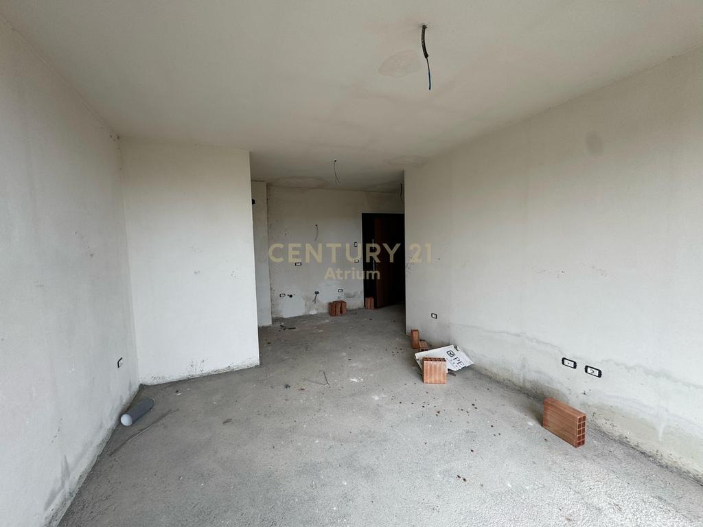 SHITET APARTAMENT 1+1+ BALLKON TEK KOMPLEKSI " TOM DOSHI " NE SHKOZE !!
