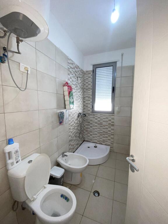 AFFITTO 1+1 + BALCONE 400euro AL HOTEL ANTALYA DISPONIBILE A LUNGO TERMINE 1+1 con Balcone🤌🏽 Centro della Spiaggia di Durazzo📍 Vicino al Mare🌊, bar, ristoranti🥃🍽️, stazione degli autobus 🚌 supermercato🆒ecc Prezzi competitivi👋🏽 🏡HOTEL ANTALYA, Spiaggia di Durazzo🏡 
