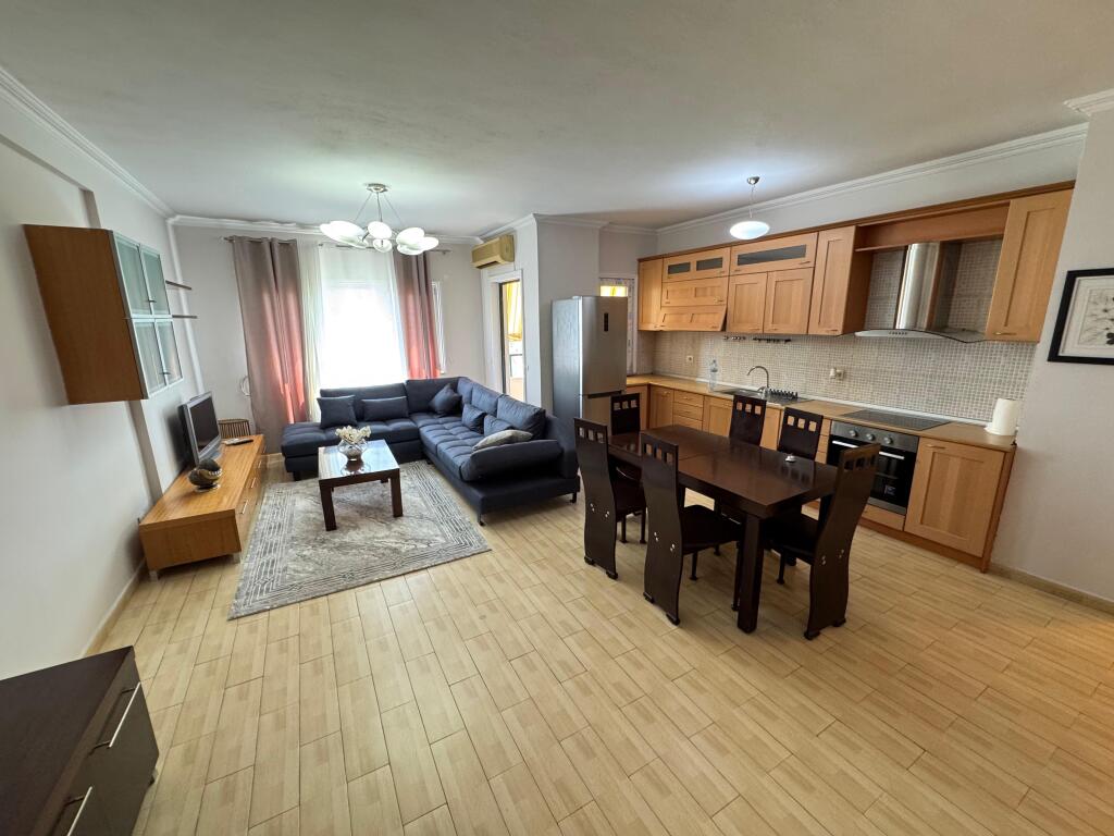 Apartment me qera 2+1+2 Stacioni i trenit prane postes