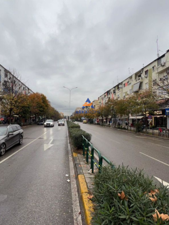 NEGOZIO IN VENDITA SUL LATO STRADA DI "RRUGA MUHAMET GJOLLESHA , 21 DHJETORI" 250.000 EURO