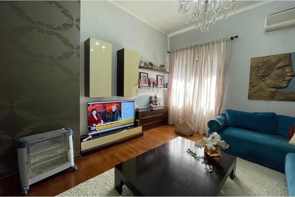 Jepet apartament me qira ne Qender 2+1+2 prane Sheshit Skenderbej