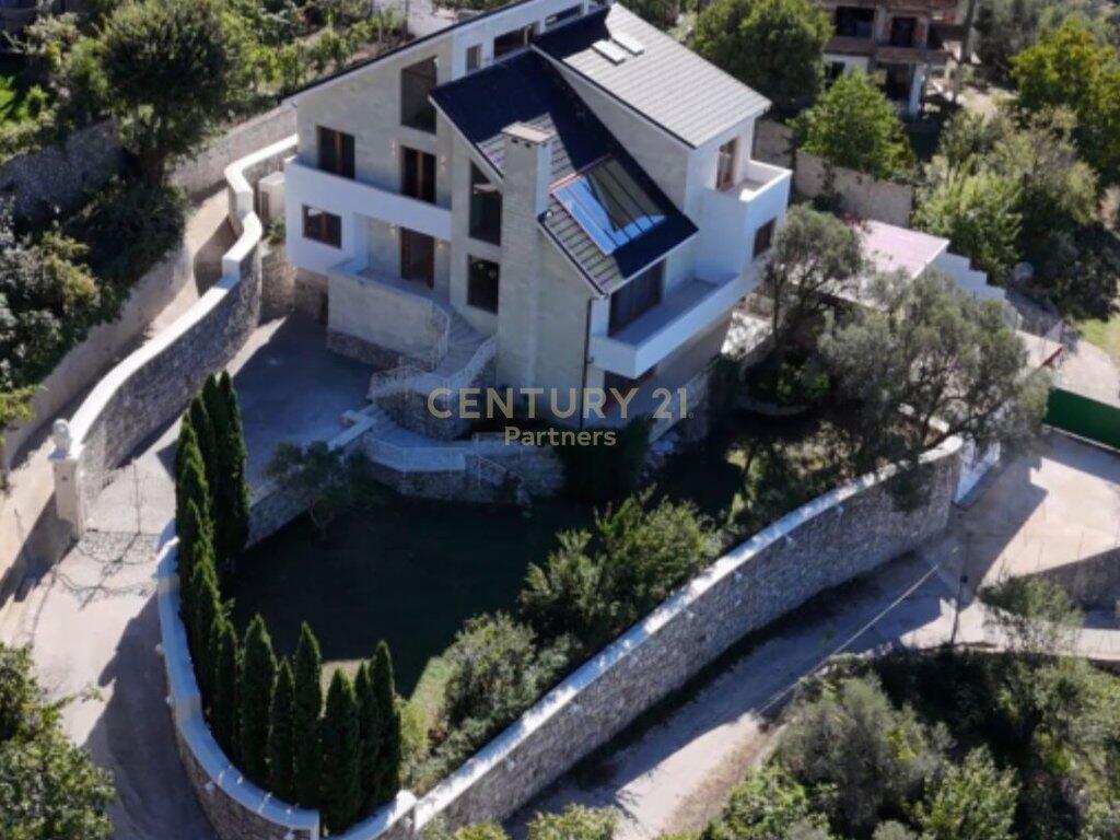 🌿 LUXURY VILLA FOR RENT IN PETRELË – PRIVACY &amp; COMFORT IN AN EXCEPTIONAL LOCATION