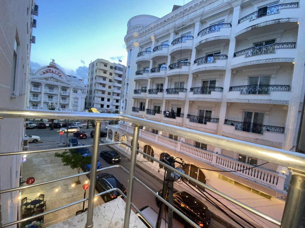 AFFITTO 1+1 + BALCONE 400euro AL HOTEL ANTALYA DISPONIBILE A LUNGO TERMINE 1+1 con Balcone🤌🏽 Centro della Spiaggia di Durazzo📍 Vicino al Mare🌊, bar, ristoranti🥃🍽️, stazione degli autobus 🚌 supermercato🆒ecc Prezzi competitivi👋🏽 🏡HOTEL ANTALYA, Spiaggia di Durazzo🏡 
