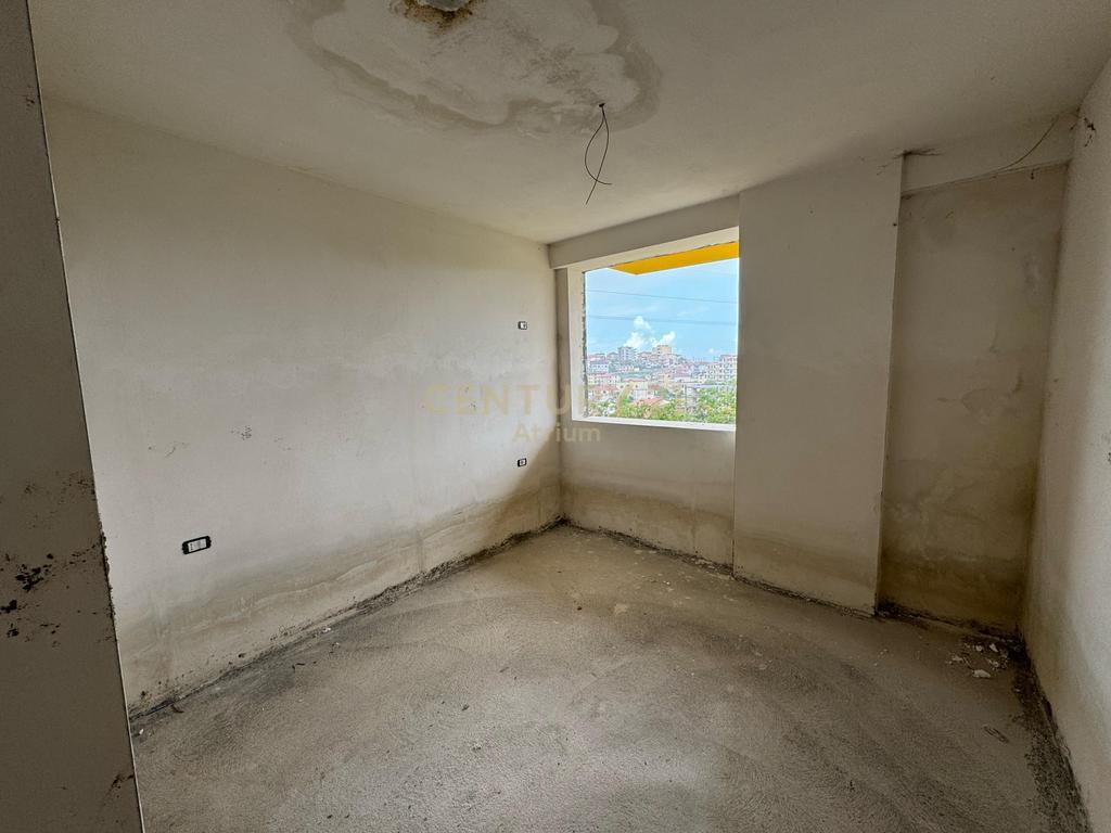 SHITET APARTAMENT 1+1+ BALLKON TEK KOMPLEKSI " TOM DOSHI " NE SHKOZE !!