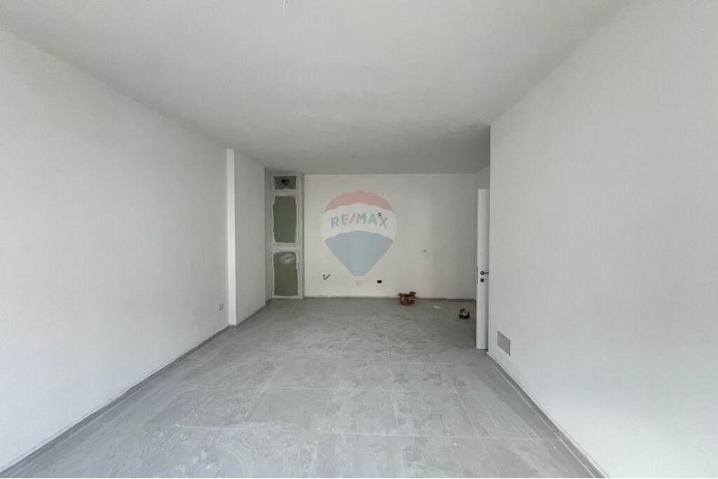 We offer an office for rent in the New Bazaar area.!
