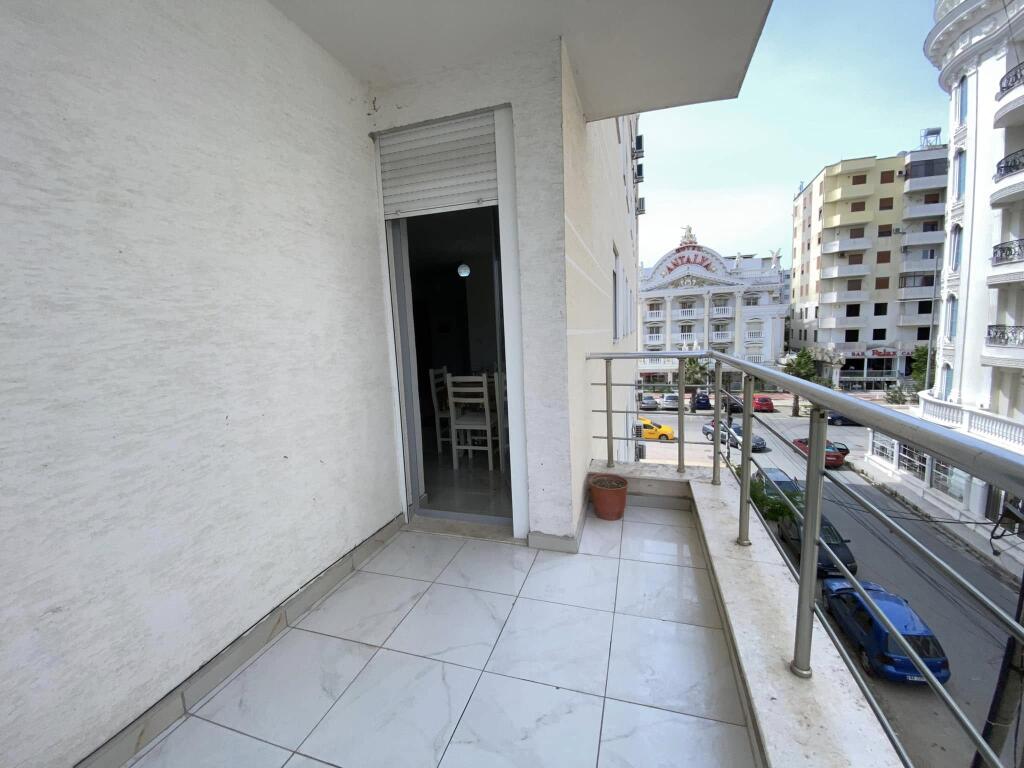 AFFITTO 1+1 + BALCONE 400euro AL HOTEL ANTALYA DISPONIBILE A LUNGO TERMINE 1+1 con Balcone🤌🏽 Centro della Spiaggia di Durazzo📍 Vicino al Mare🌊, bar, ristoranti🥃🍽️, stazione degli autobus 🚌 supermercato🆒ecc Prezzi competitivi👋🏽 🏡HOTEL ANTALYA, Spiaggia di Durazzo🏡 
