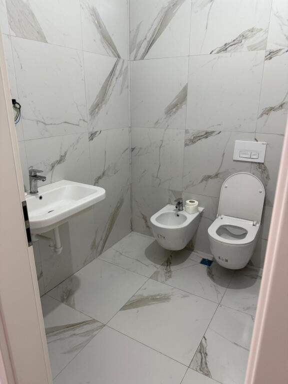 🚪Jepet me qera Apartament 2+1  📍Adresa : Ali Demi Magalem 21 💶Cmimi 550€