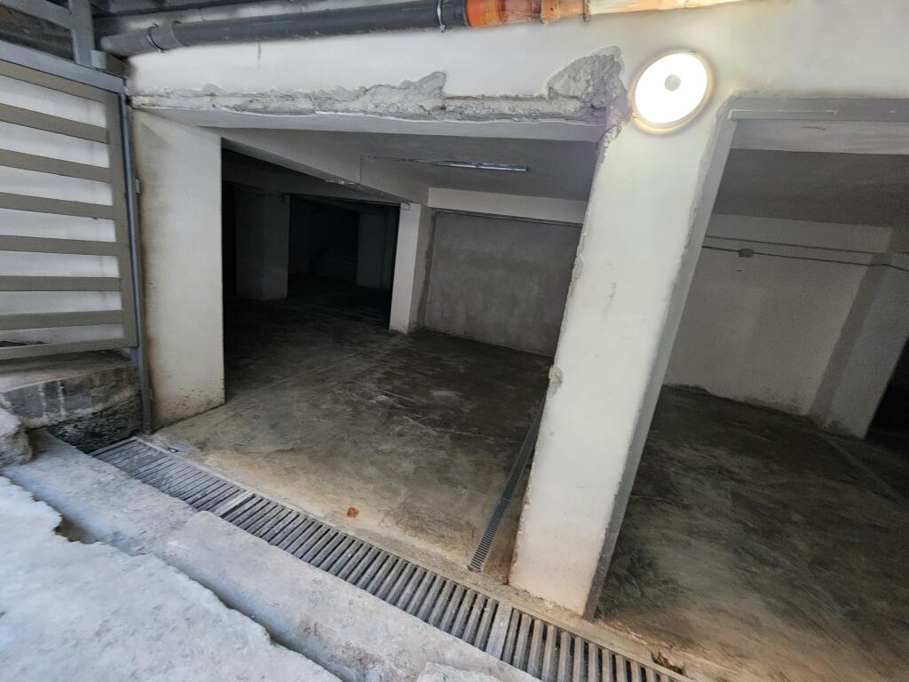 Vendesi Locale / Magazzino (dietro l'ex UET - bar Fame) piano -1 | Sup 319 m² 220.000€