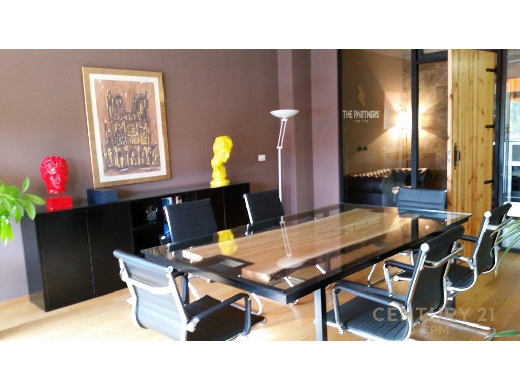 Zyre për qira tek Garda 135 m² 1,800 € /Muaj