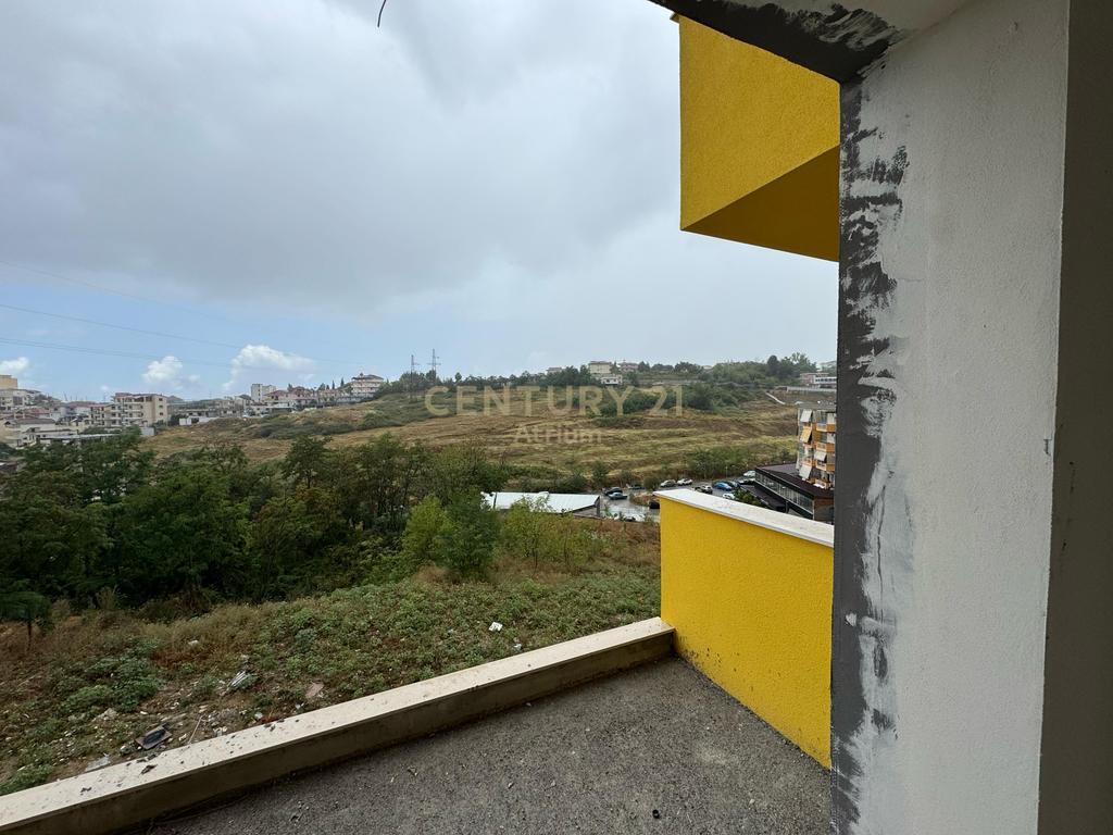 SHITET APARTAMENT 1+1+ BALLKON TEK KOMPLEKSI " TOM DOSHI " NE SHKOZE !!