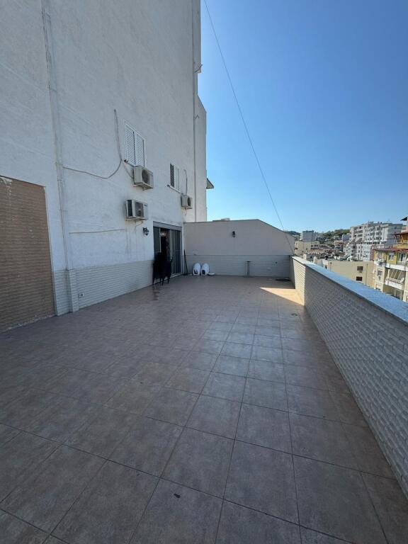 Appartamento 2+1 in affitto situato nel quartiere n. 6, centro di Durazzo