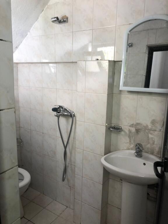 📢 Affittasi Parte di Villa – Medreseja, Via Hafiz Ibrahim Dalliu 💶 Prezzo: 50.000 Lek / mese