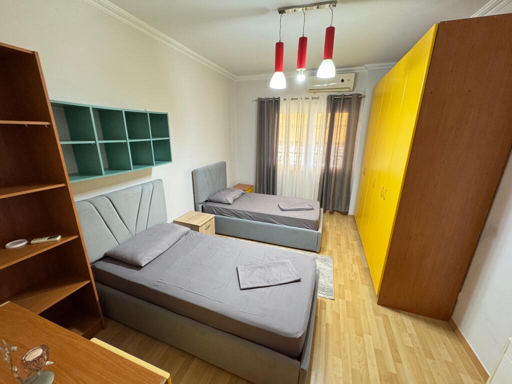 Apartment me qera 2+1+2 Stacioni i trenit prane postes
