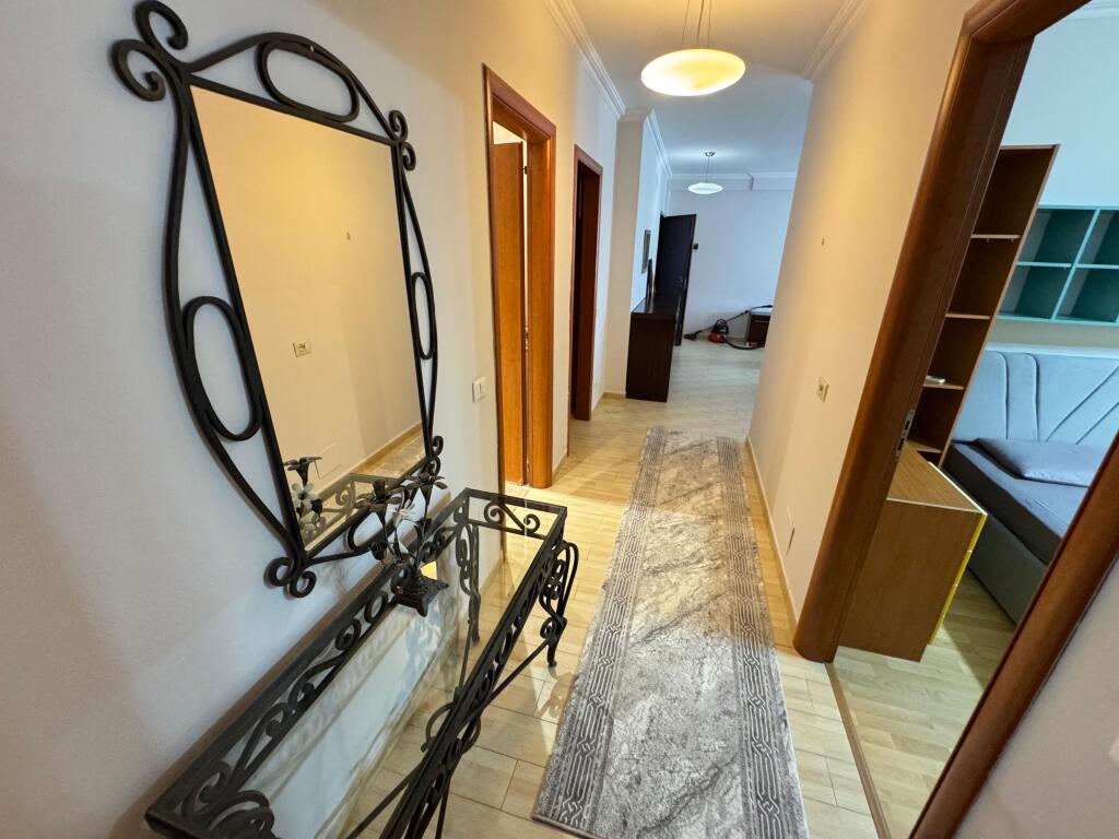 Apartment me qera 2+1+2 Stacioni i trenit prane postes
