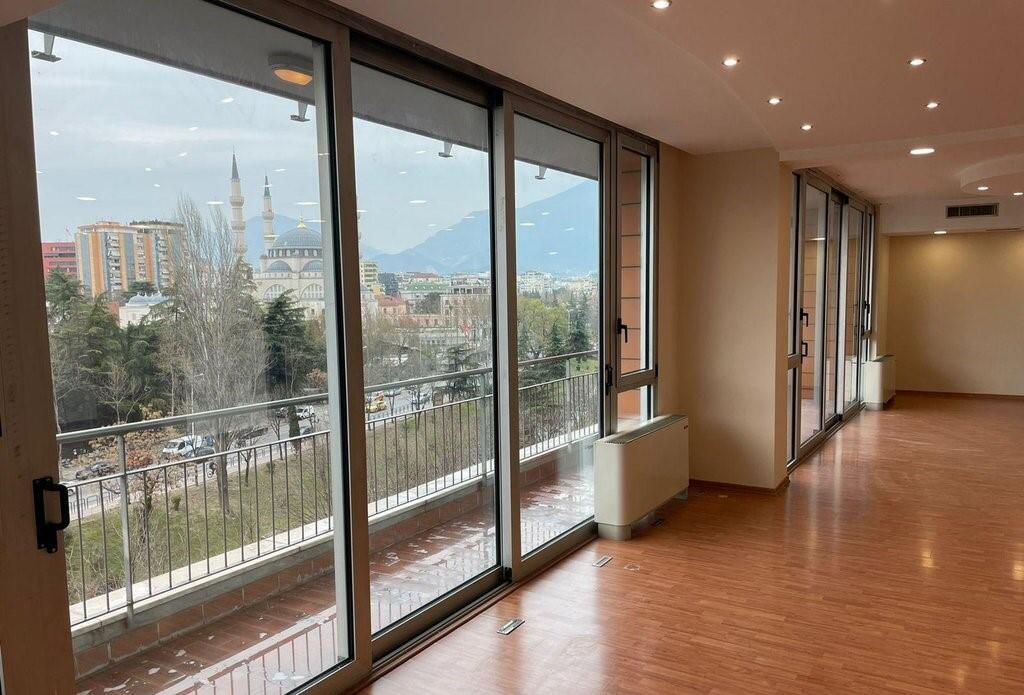 At ETC Shopping Center we rent an office 198 m2 !