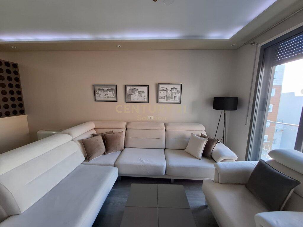 🏢 2-Bedroom, 2-Bathroom Apartment with Parking for Rent – Rruga e Kosovareve