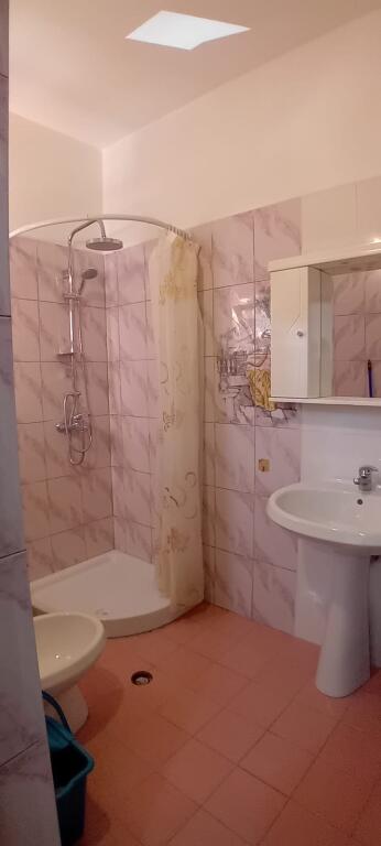 Via Mine Peza, vicino al Commissariato N.3, in affitto, appartamento 2+1+2, 700 Euro