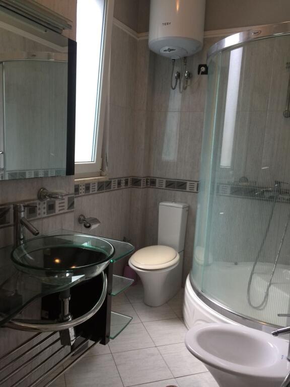 Villa su tre piani in vendita a Qerret Kavaje.