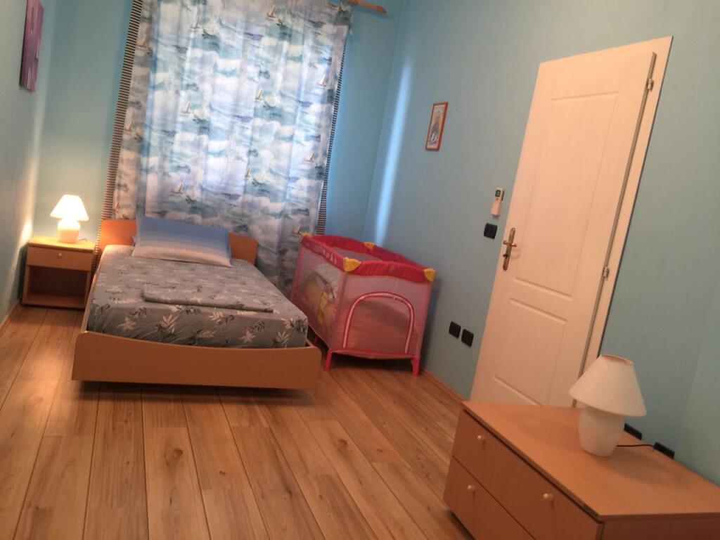Villa su tre piani in vendita a Qerret Kavaje.