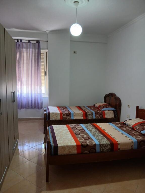 Apartament me Qira – 2+1 te Rrota Kuqe, Kati i 3-të, i Mobiluar – 400€/muaj