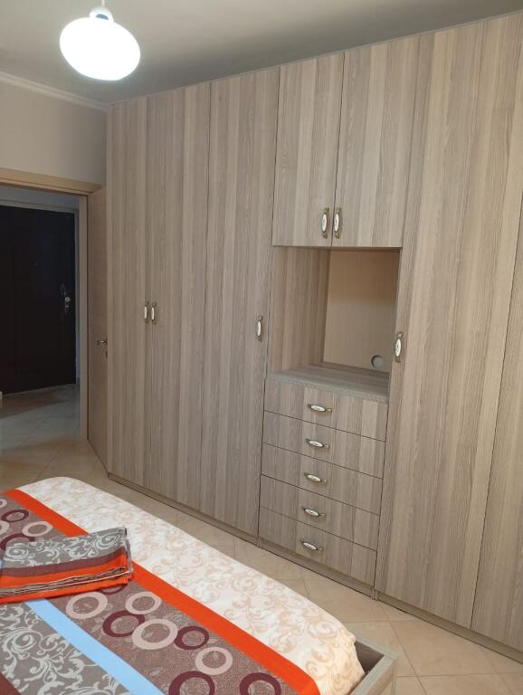 Apartament me Qira – 2+1 te Rrota Kuqe, Kati i 3-të, i Mobiluar – 400€/muaj