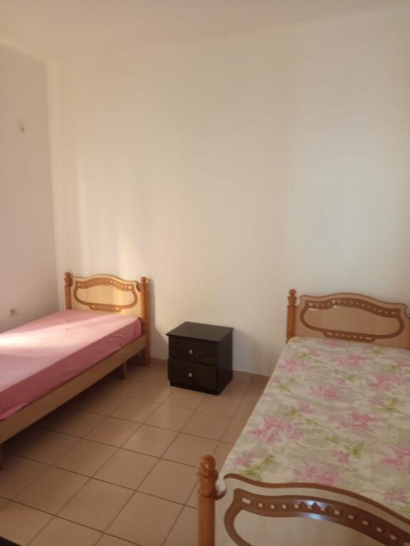 APARTAMENT 1+1. 32000 LEKE.FAKULTETI EKONOMIK