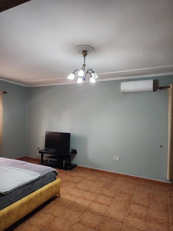 VILLA IN VENDITA DUE PIANI PIÙ SOFFITTA! Indirizzo via Jordan Misja