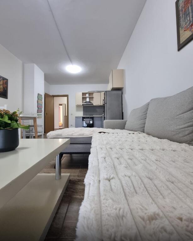 Jepet me Qira – Apartament 1+1 me Verandë Fantastike!