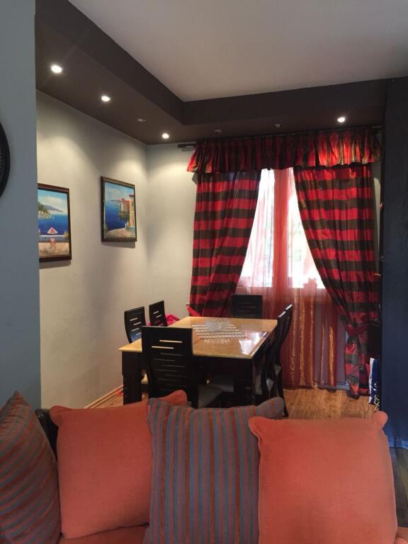 Villa su tre piani in vendita a Qerret Kavaje.