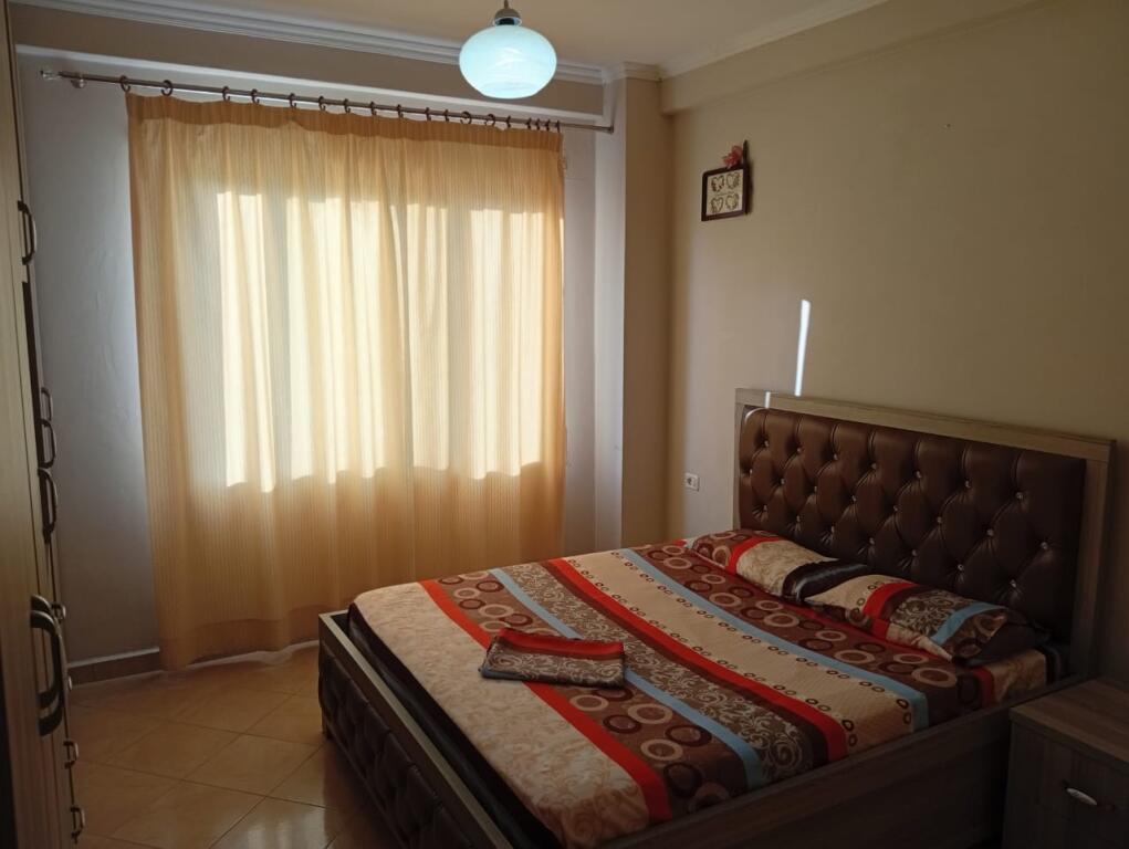 Apartament me Qira – 2+1 te Rrota Kuqe, Kati i 3-të, i Mobiluar – 400€/muaj
