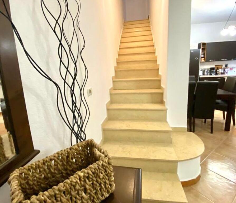 DUPLEX IN AFFITTO – ZONA 21 DHJETORI (Frosina Plaku) 📍 Stradina tranquilla vicino all’anello principale e via Kavaja