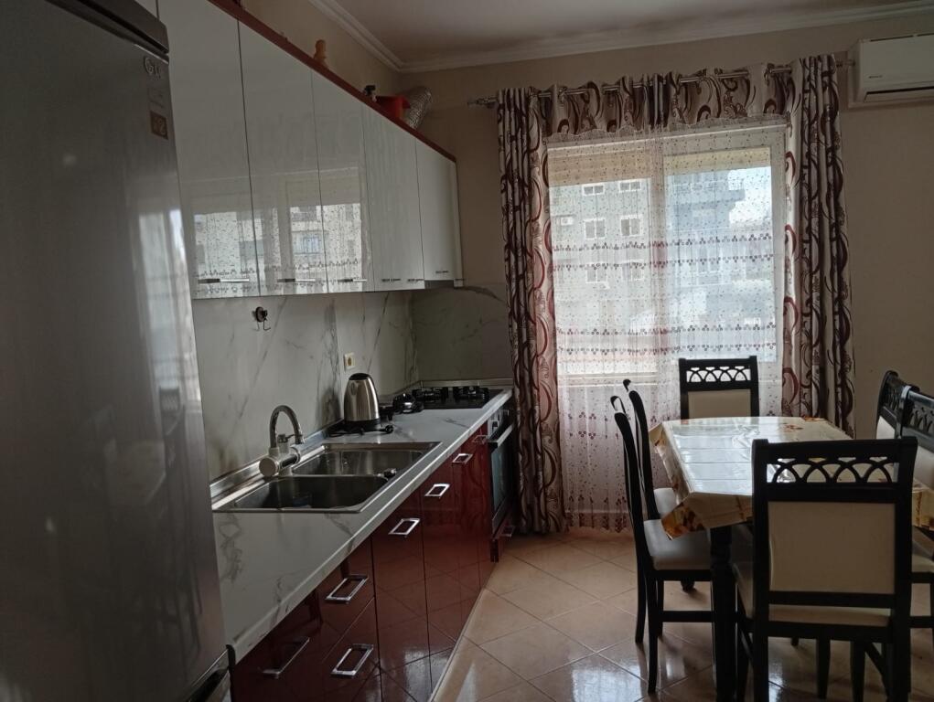 Apartament me Qira – 2+1 te Rrota Kuqe, Kati i 3-të, i Mobiluar – 400€/muaj