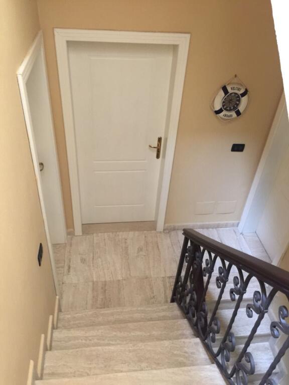 Villa su tre piani in vendita a Qerret Kavaje.