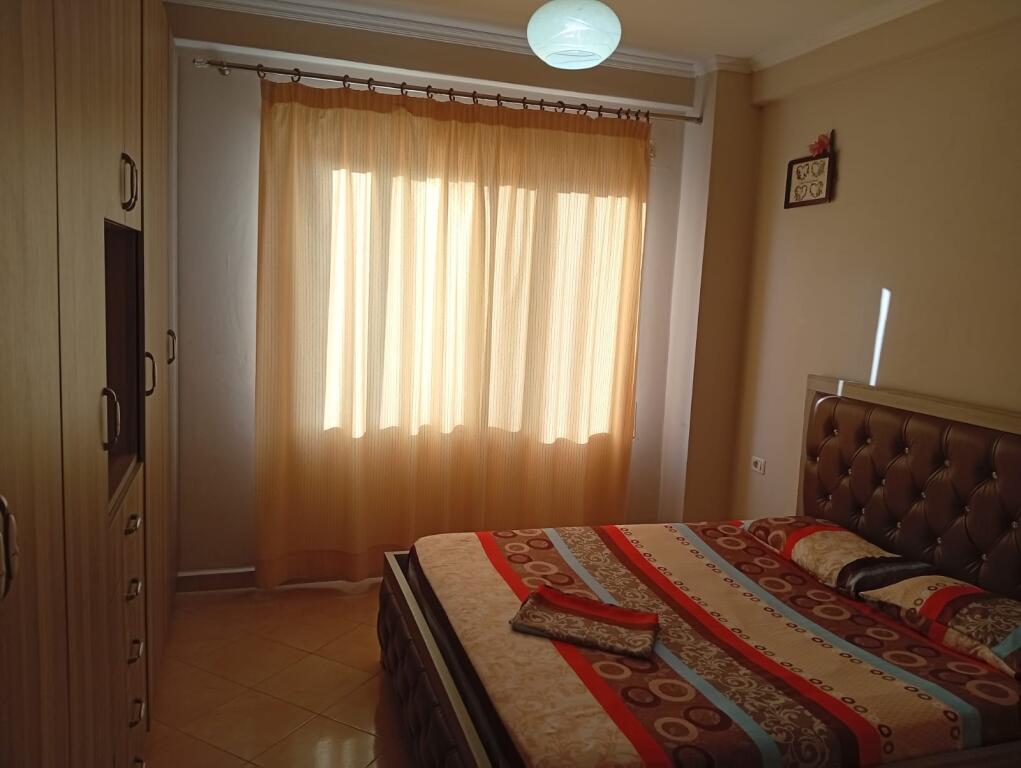 Apartament me Qira – 2+1 te Rrota Kuqe, Kati i 3-të, i Mobiluar – 400€/muaj