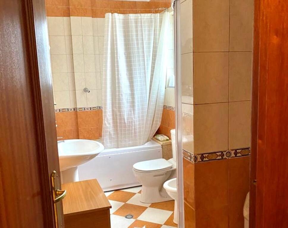 DUPLEX IN AFFITTO – ZONA 21 DHJETORI (Frosina Plaku) 📍 Stradina tranquilla vicino all’anello principale e via Kavaja