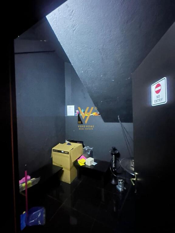 JEPET AMBIENT BIZNESI 160 M2 ME QERA TE MYSLYM SHYRI 1.000 EURO