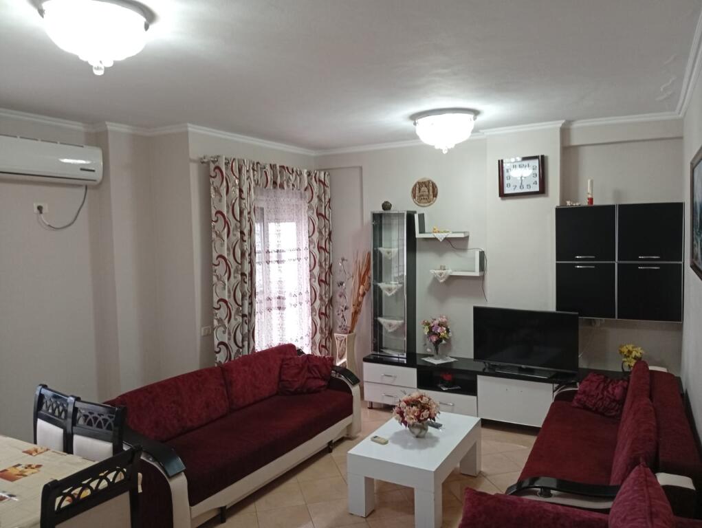 Apartament me Qira – 2+1 te Rrota Kuqe, Kati i 3-të, i Mobiluar – 400€/muaj