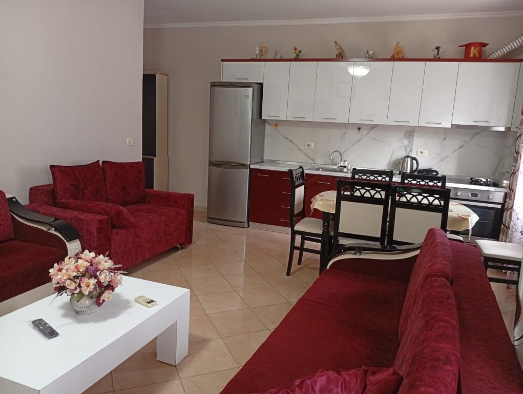 Apartament me Qira – 2+1 te Rrota Kuqe, Kati i 3-të, i Mobiluar – 400€/muaj