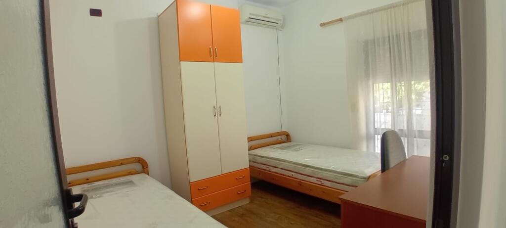 Via Mine Peza, vicino al Commissariato N.3, in affitto, appartamento 2+1+2, 700 Euro