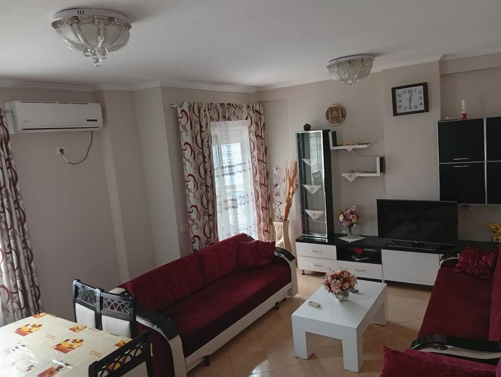 Apartament me Qira – 2+1 te Rrota Kuqe, Kati i 3-të, i Mobiluar – 400€/muaj