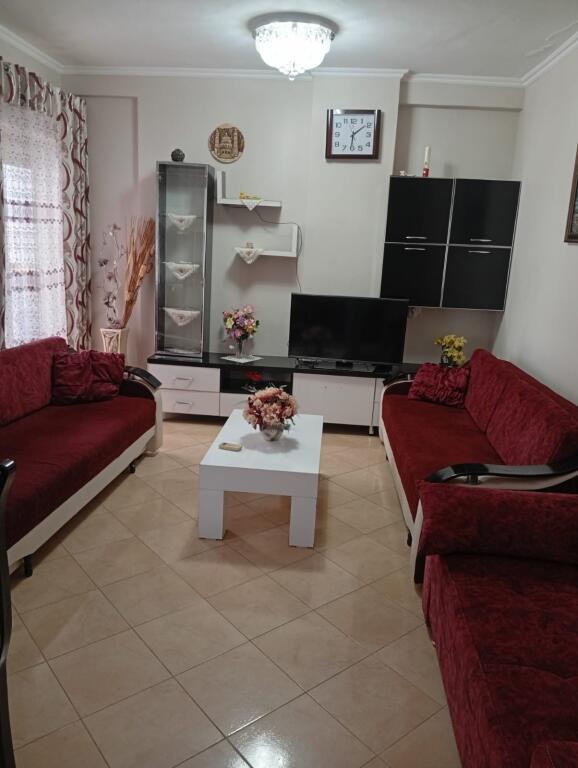 Apartament me Qira – 2+1 te Rrota Kuqe, Kati i 3-të, i Mobiluar – 400€/muaj
