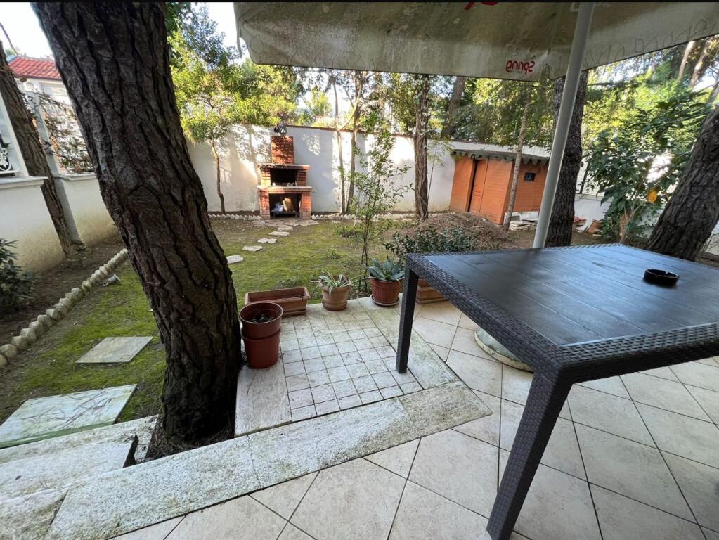 Villa su tre piani in vendita a Qerret Kavaje.