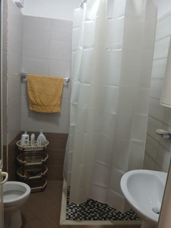 Apartament me Qira – 2+1 te Rrota Kuqe, Kati i 3-të, i Mobiluar – 400€/muaj