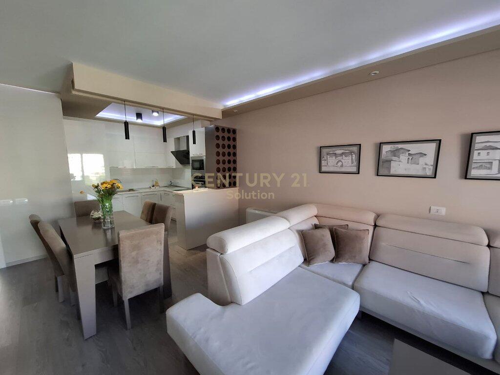 🏢 2-Bedroom, 2-Bathroom Apartment with Parking for Rent – Rruga e Kosovareve