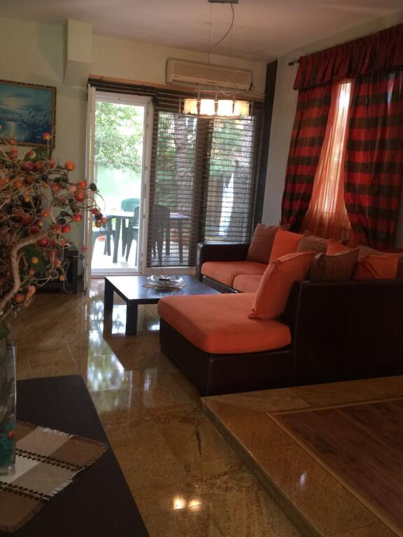 Villa su tre piani in vendita a Qerret Kavaje.