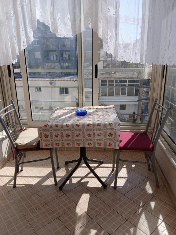 Apartament me Qira – 2+1 te Rrota Kuqe, Kati i 3-të, i Mobiluar – 400€/muaj