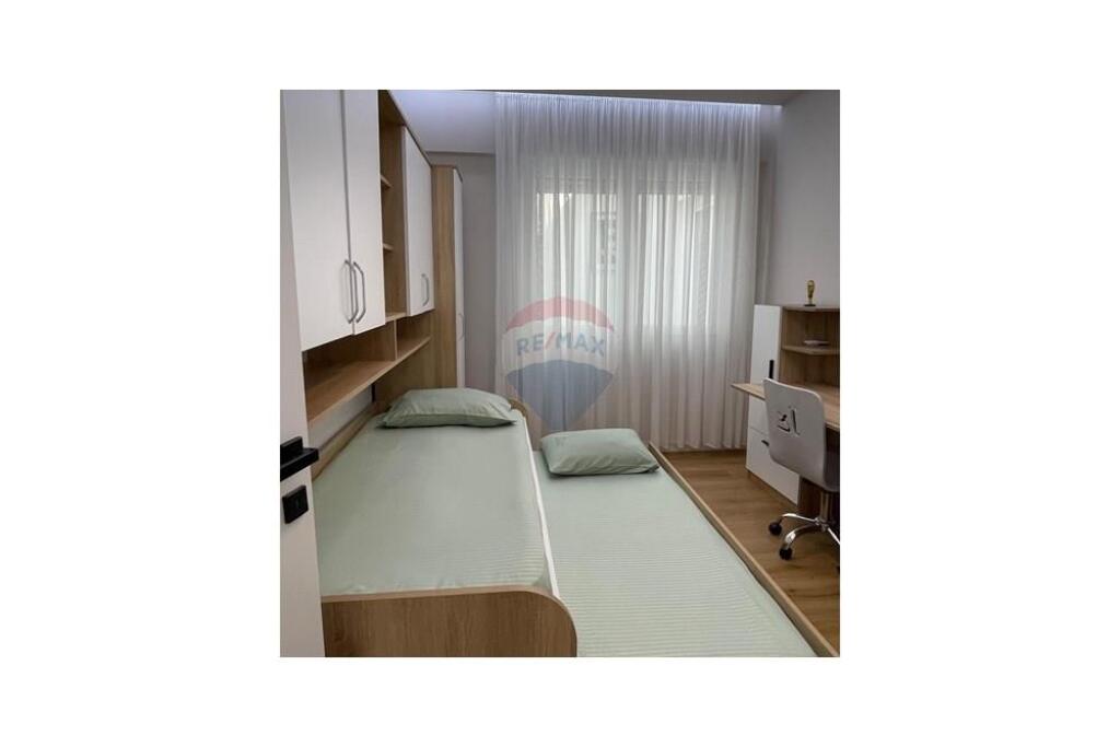 Shitet Apartament 2+1+2 Rruga e Kavajës prane Delijorgjit