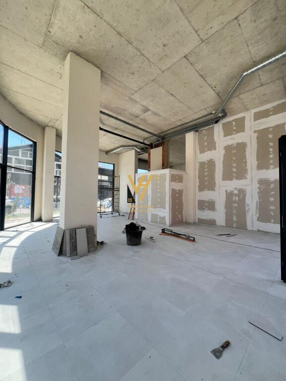 SHOP FOR SALE 175 M2 IN THE PARIS COMMUNE 875,000 EURO