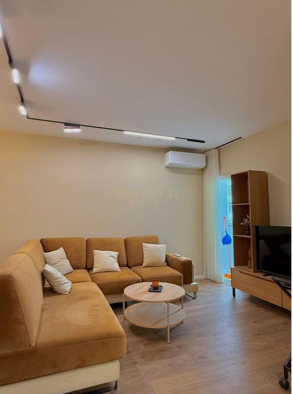 Jepet me qira apartament 2+1 tek Komuna e Parisit