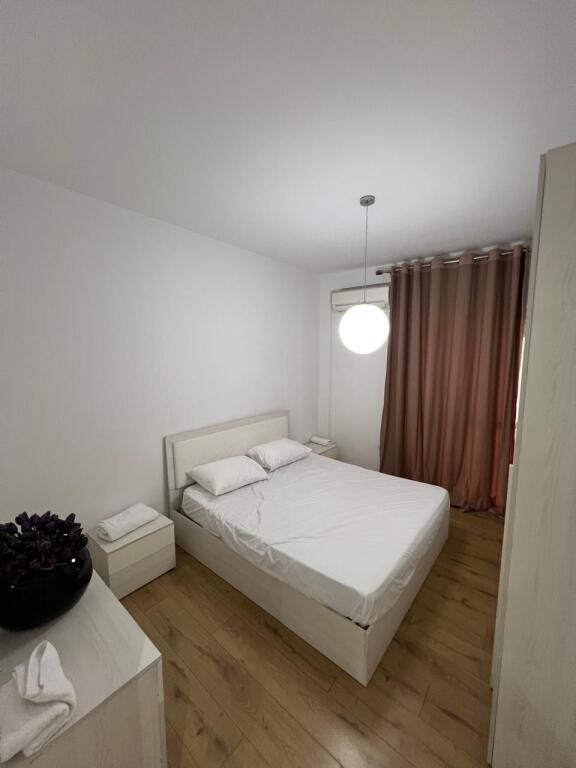 2+1,arredato il 21 dicembre prezzo 800 euro,offerto anche parcheggio